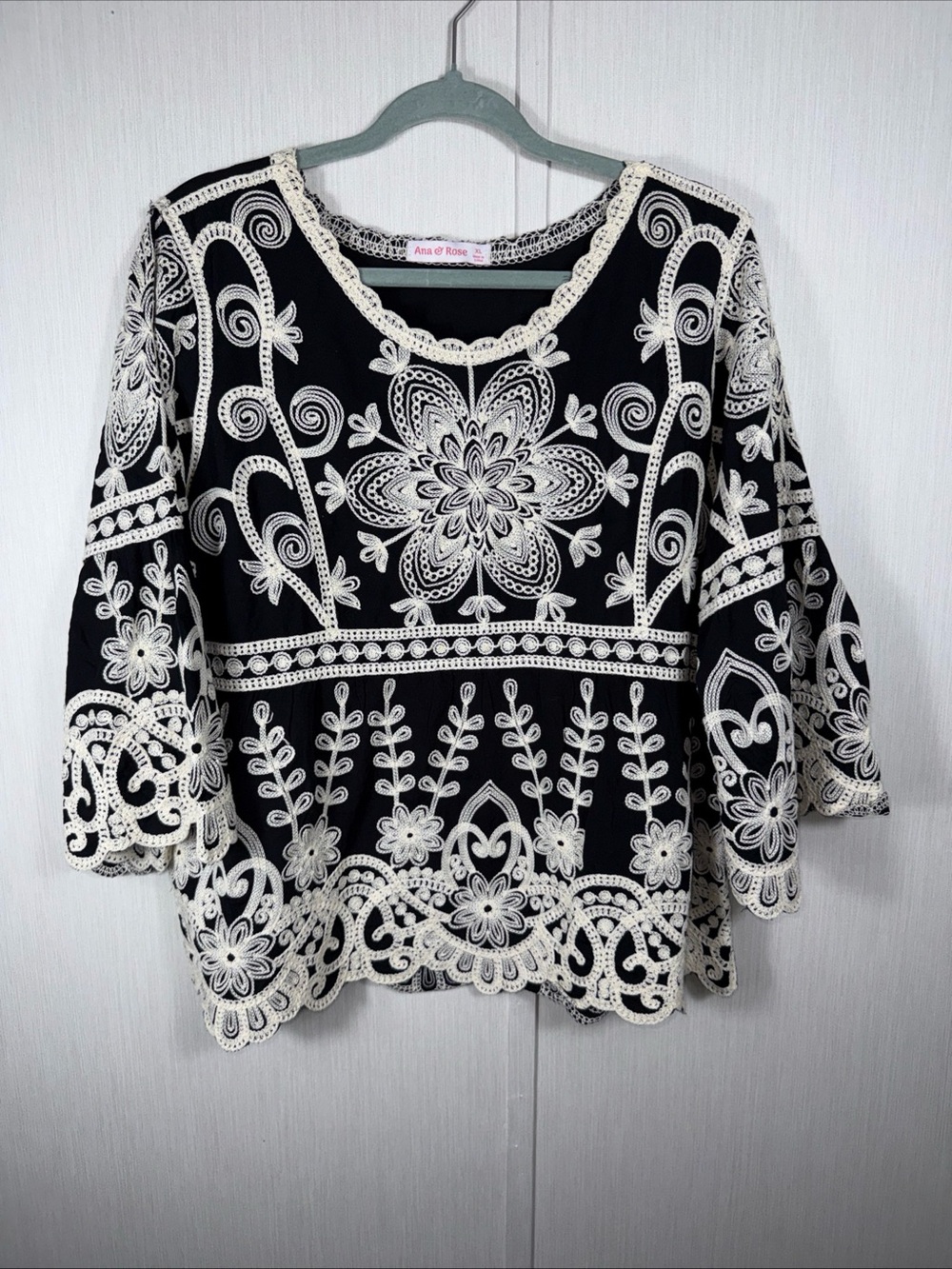 Ana & Rose Women's XL Pullover Top Black & White Embroidered Scallop Bell Sleeve